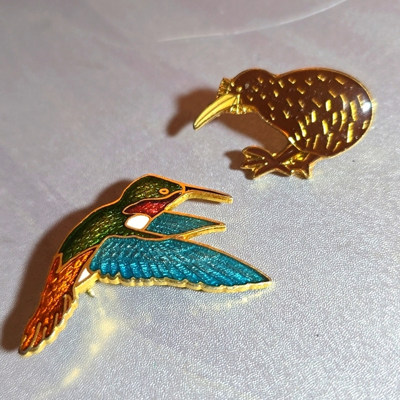 Hummingbird and Kiwi Bird enamel pins - Picture 1 of 3